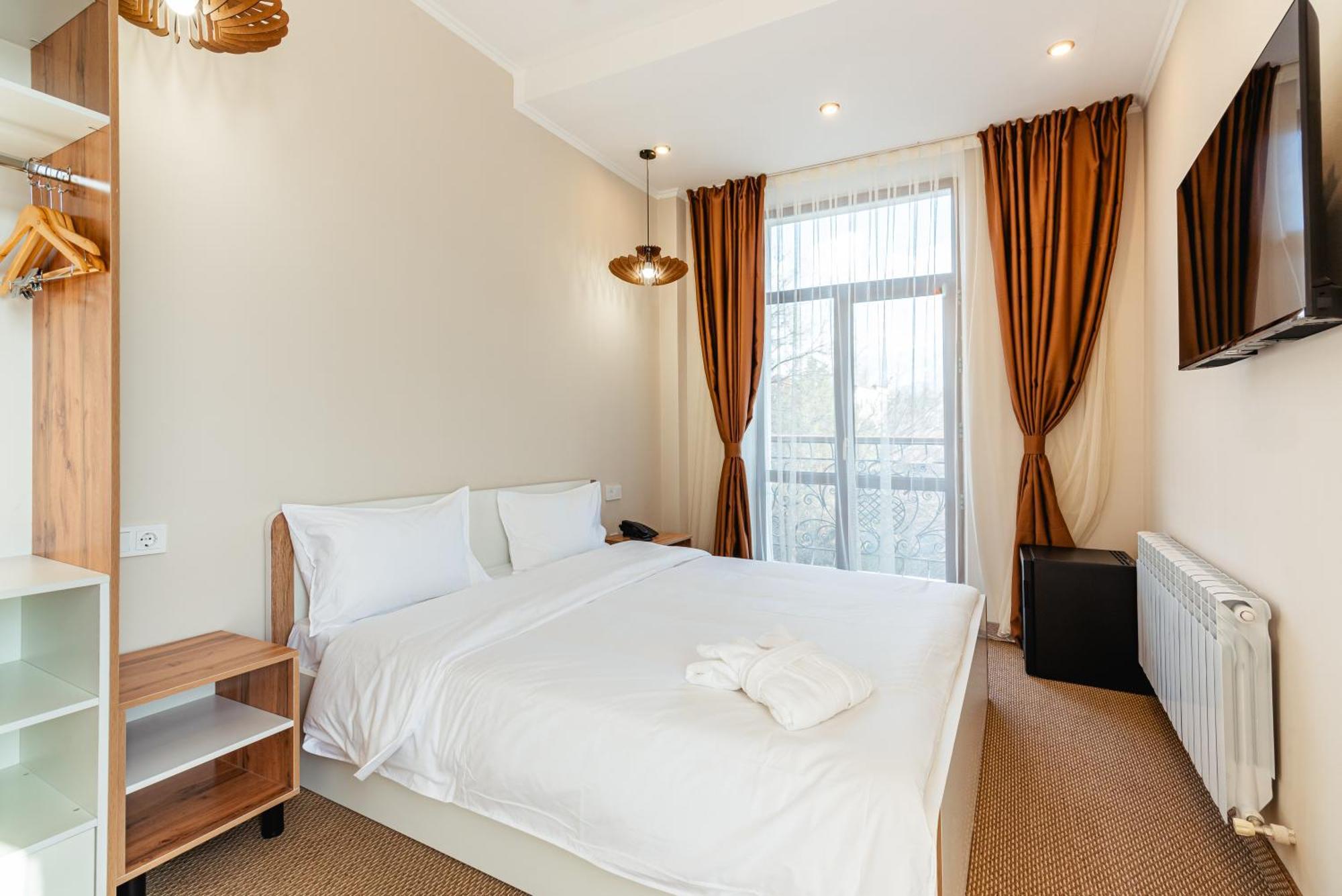 Aykun Hotel Alma-Ata Exteriör bild