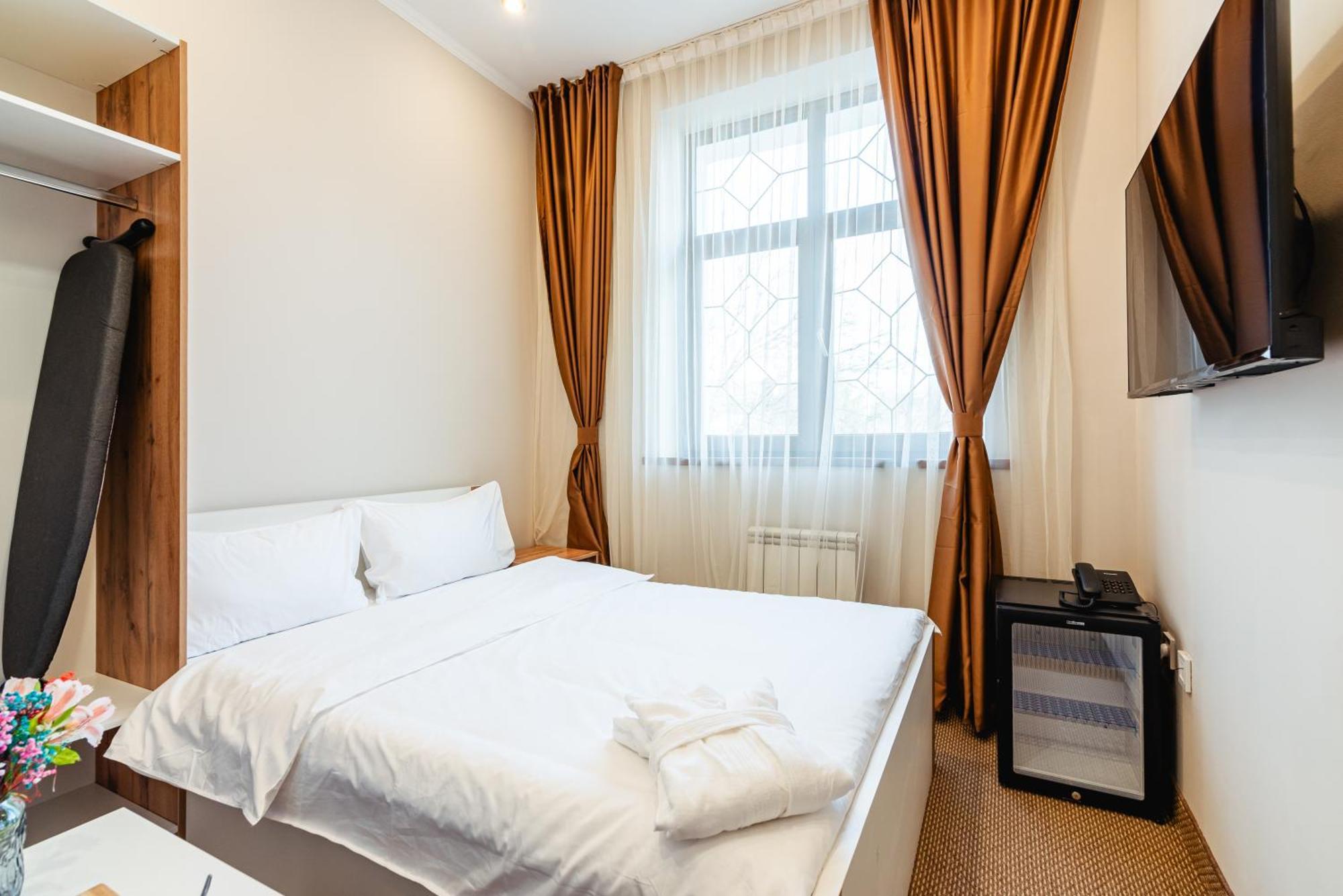 Aykun Hotel Alma-Ata Exteriör bild