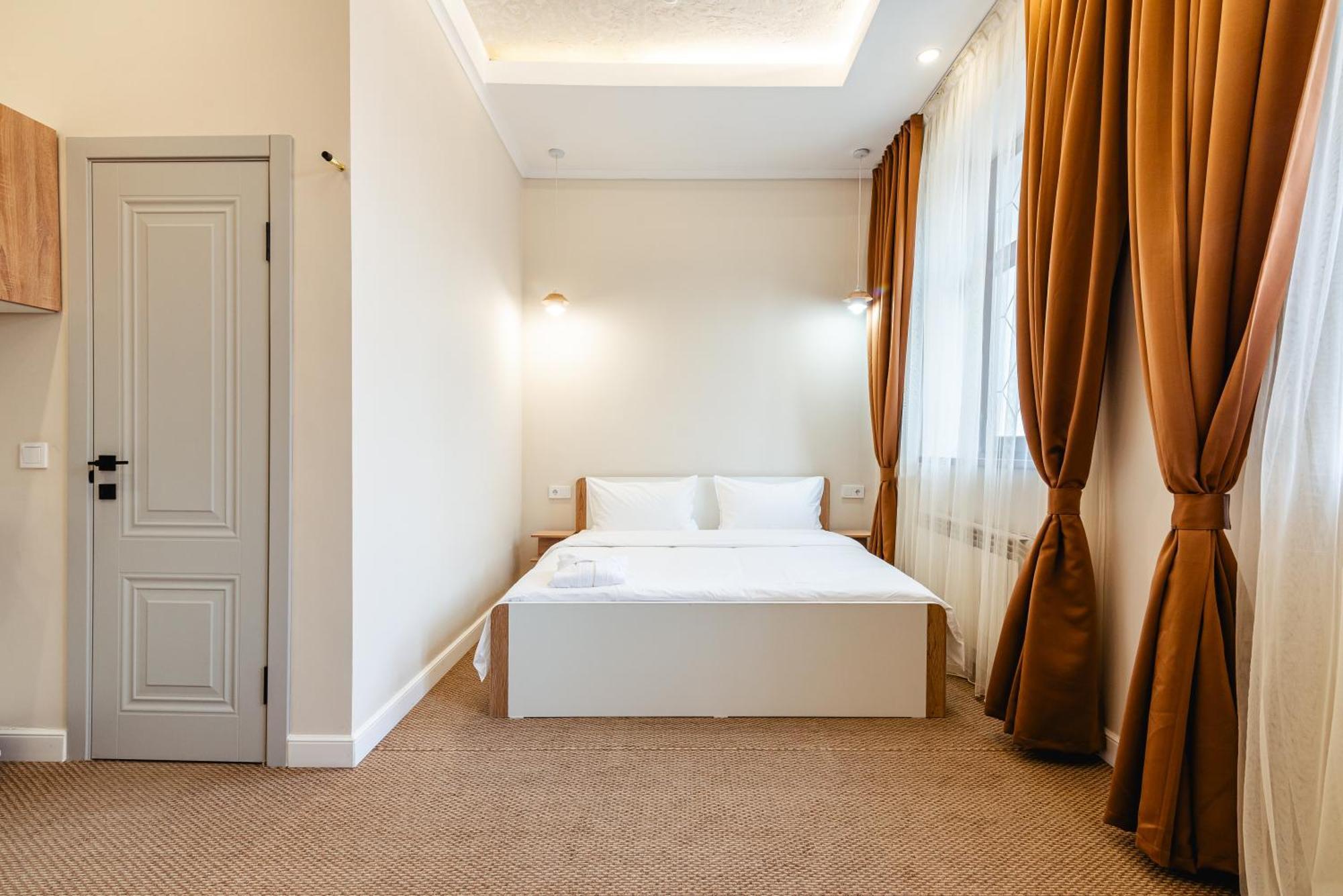 Aykun Hotel Alma-Ata Exteriör bild